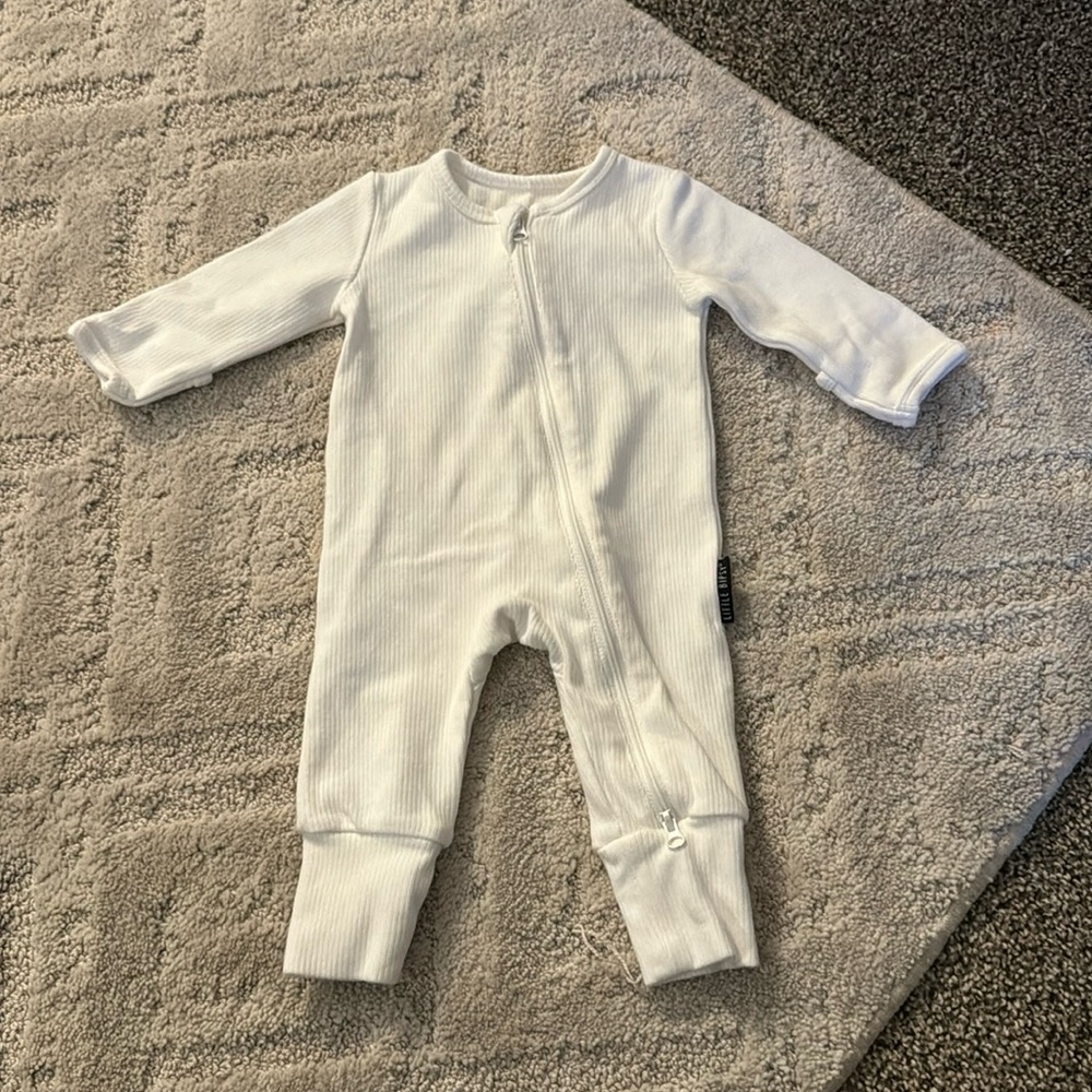 LITTLE BIPSY | WHITE RIBBED SLEEPER